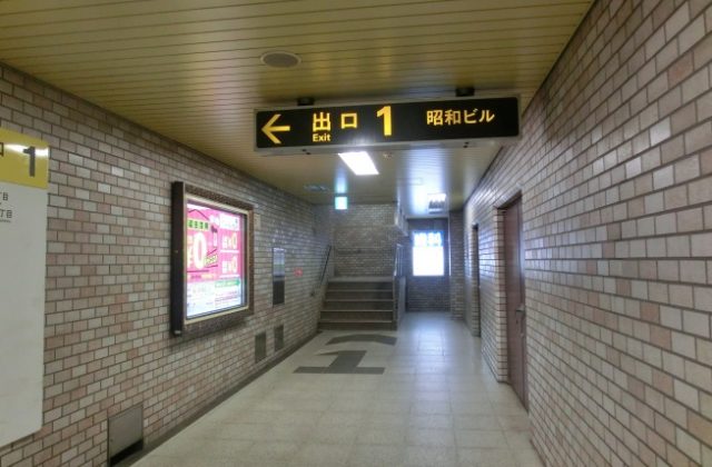 大通駅の1番出口の階段を上がります